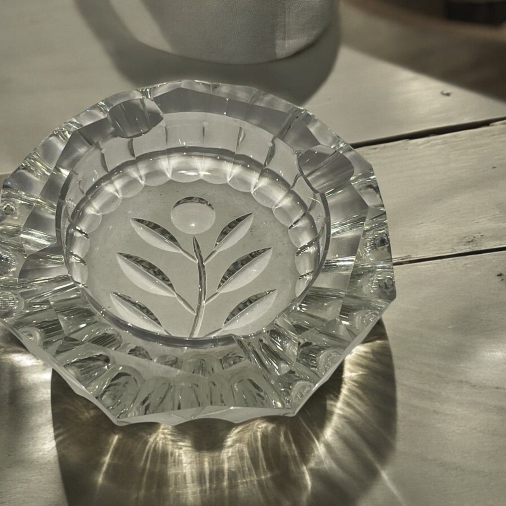 Ashtray Heavy crystal? Glass? Unbranded floral/fruit/leaf frosted glass Smoking